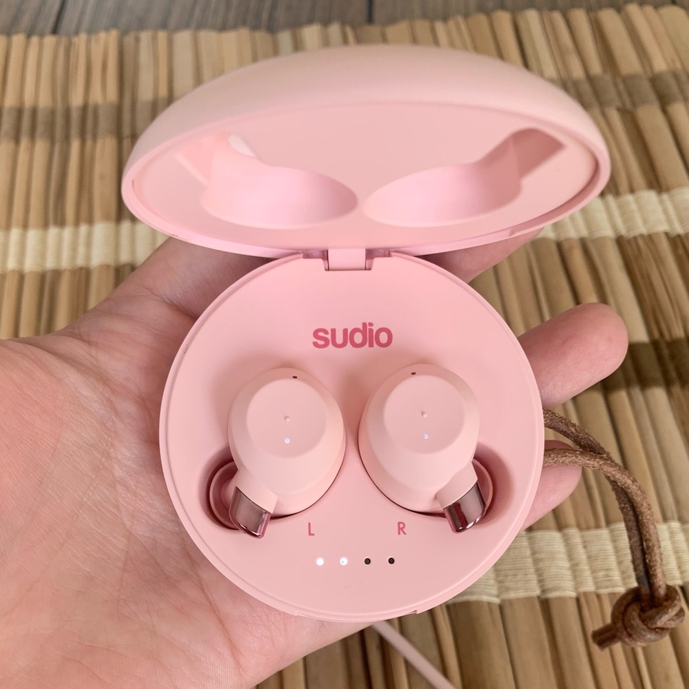 Wireless headphones / earbuds - light pink